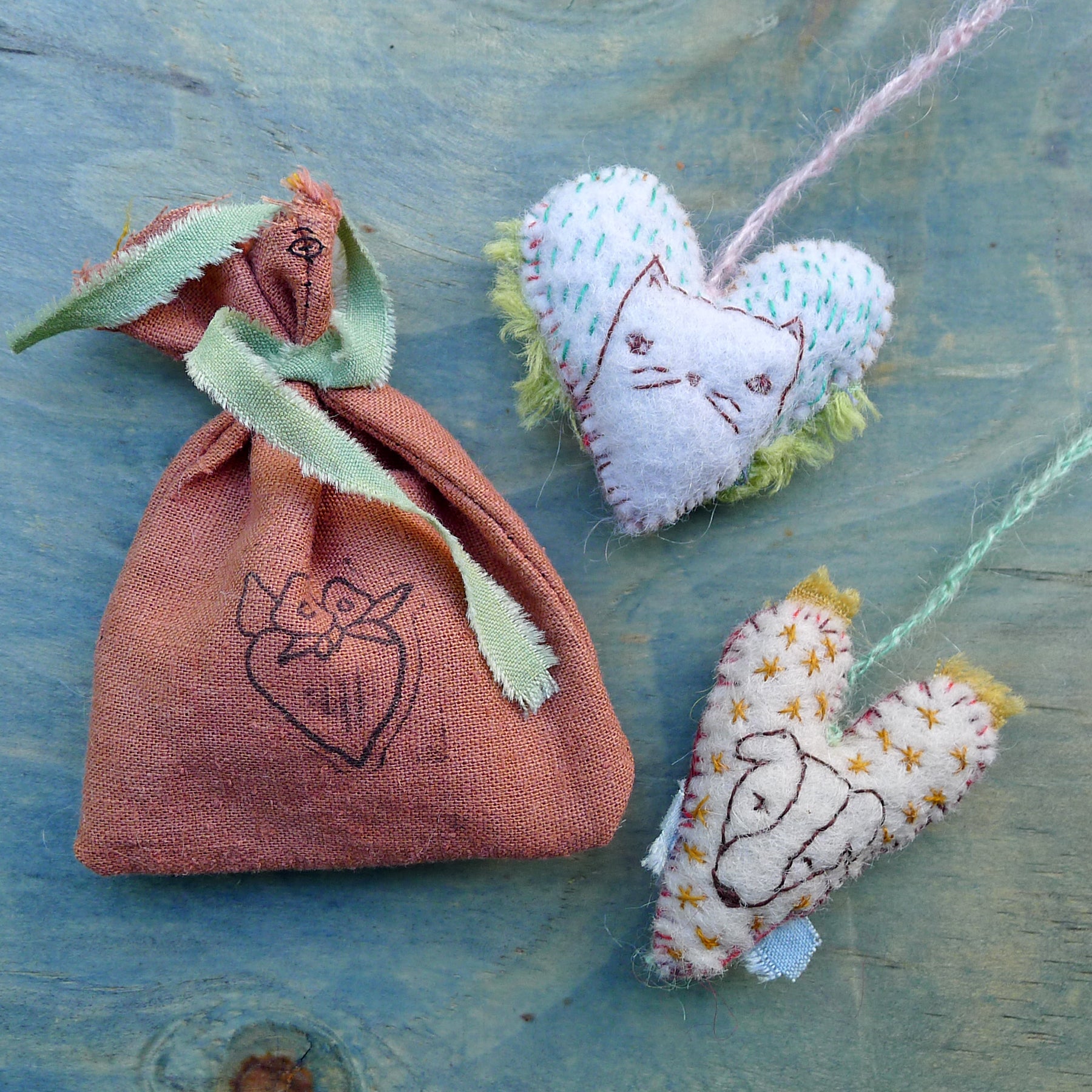 heavily stitched felt CAT & DOG hearts – kata golda handmade